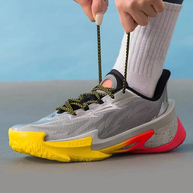 Zapatillas de baloncesto Under - Women Shoes Hong Kong reseña y precio